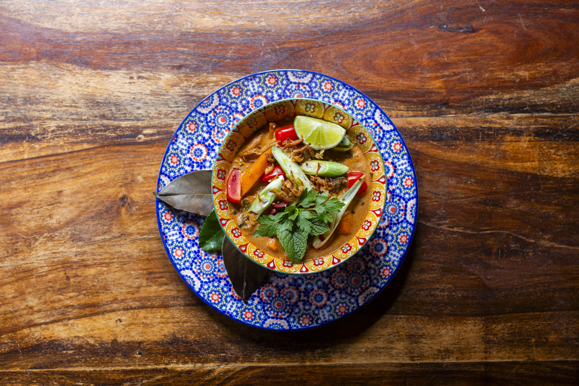 Indonesisches rotes Curry mit Limette und Minze im Le Petit Wayang