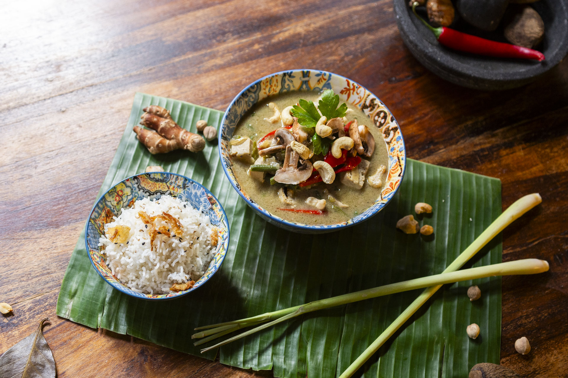 Indonesisches grünes Curry mit Reis serviert auf Bananenblatt im Le Petit Wayang