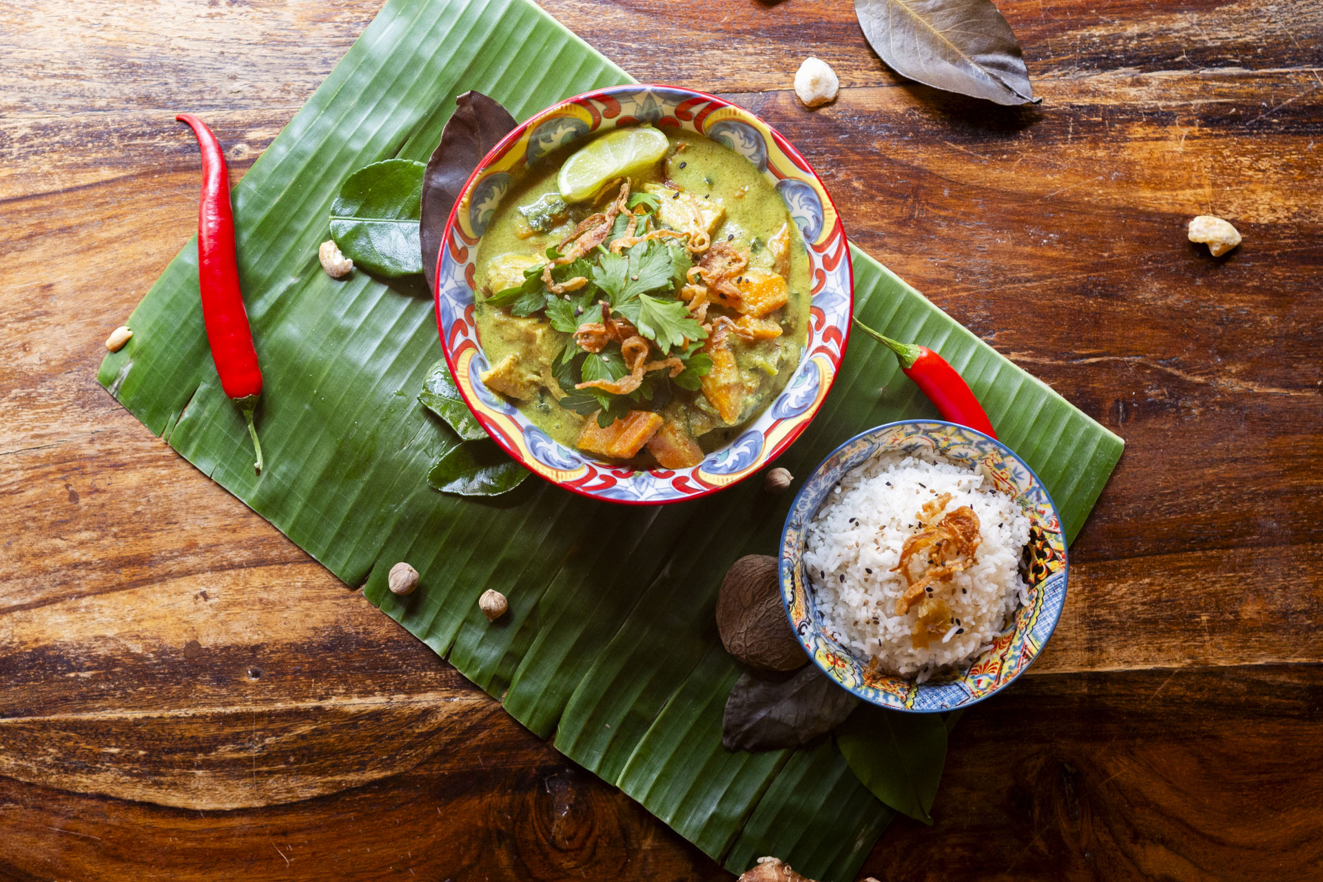 Indonesisches grünes Curry mit Reis im Le Petit Wayang
